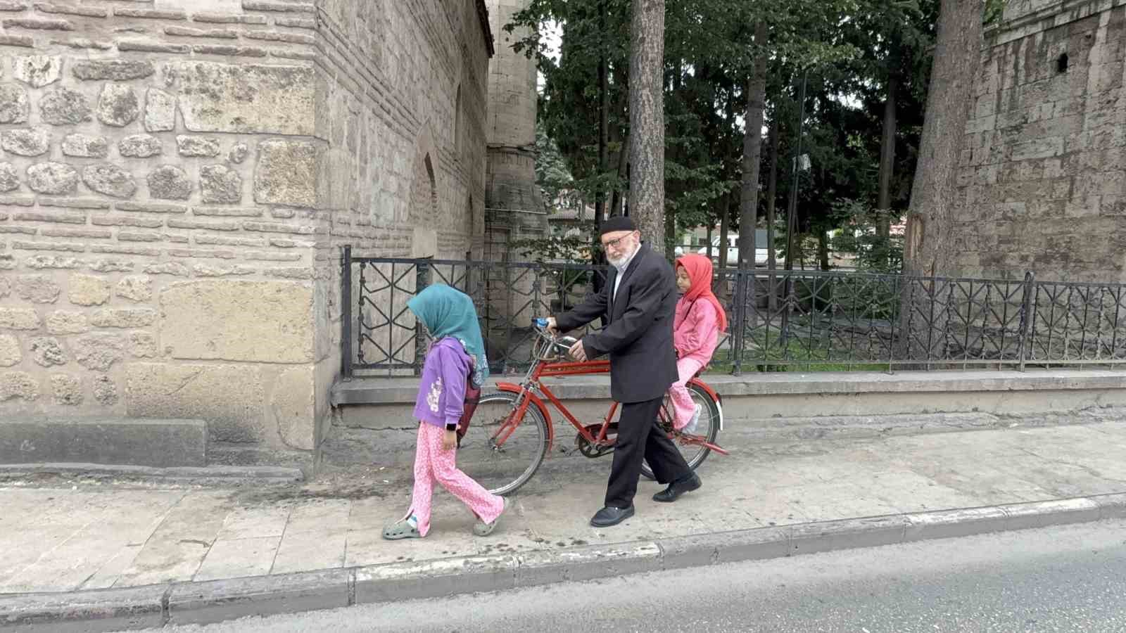 80’lik dede torunlarını Kur’an öğrensin diye her gün bisikletiyle camiye götürüyor