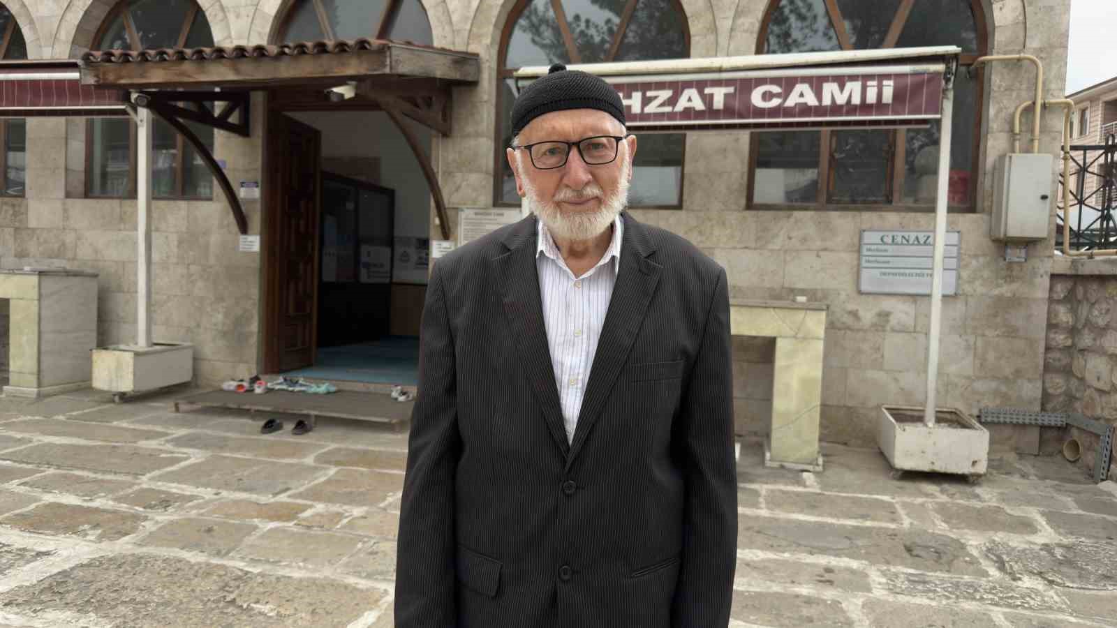 80’lik dede torunlarını Kur’an öğrensin diye her gün bisikletiyle camiye götürüyor