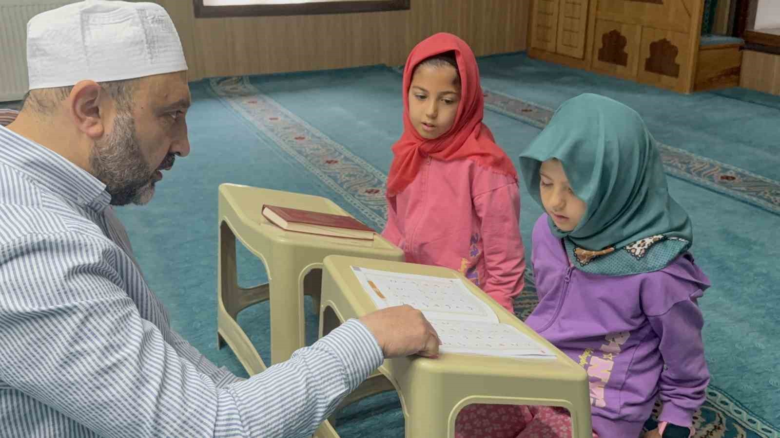 80’lik dede torunlarını Kur’an öğrensin diye her gün bisikletiyle camiye götürüyor