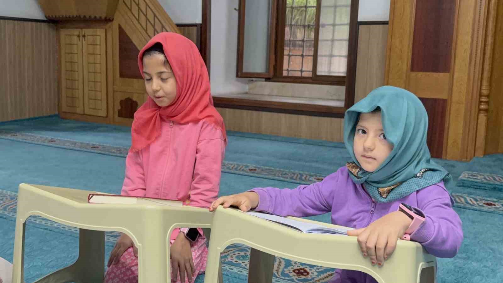 80’lik dede torunlarını Kur’an öğrensin diye her gün bisikletiyle camiye götürüyor