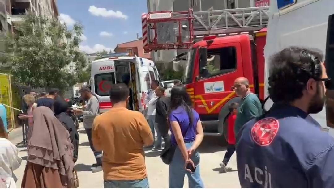 Van‘ın İpekyolu Belediyesi hizmet binasında yangın çıktı