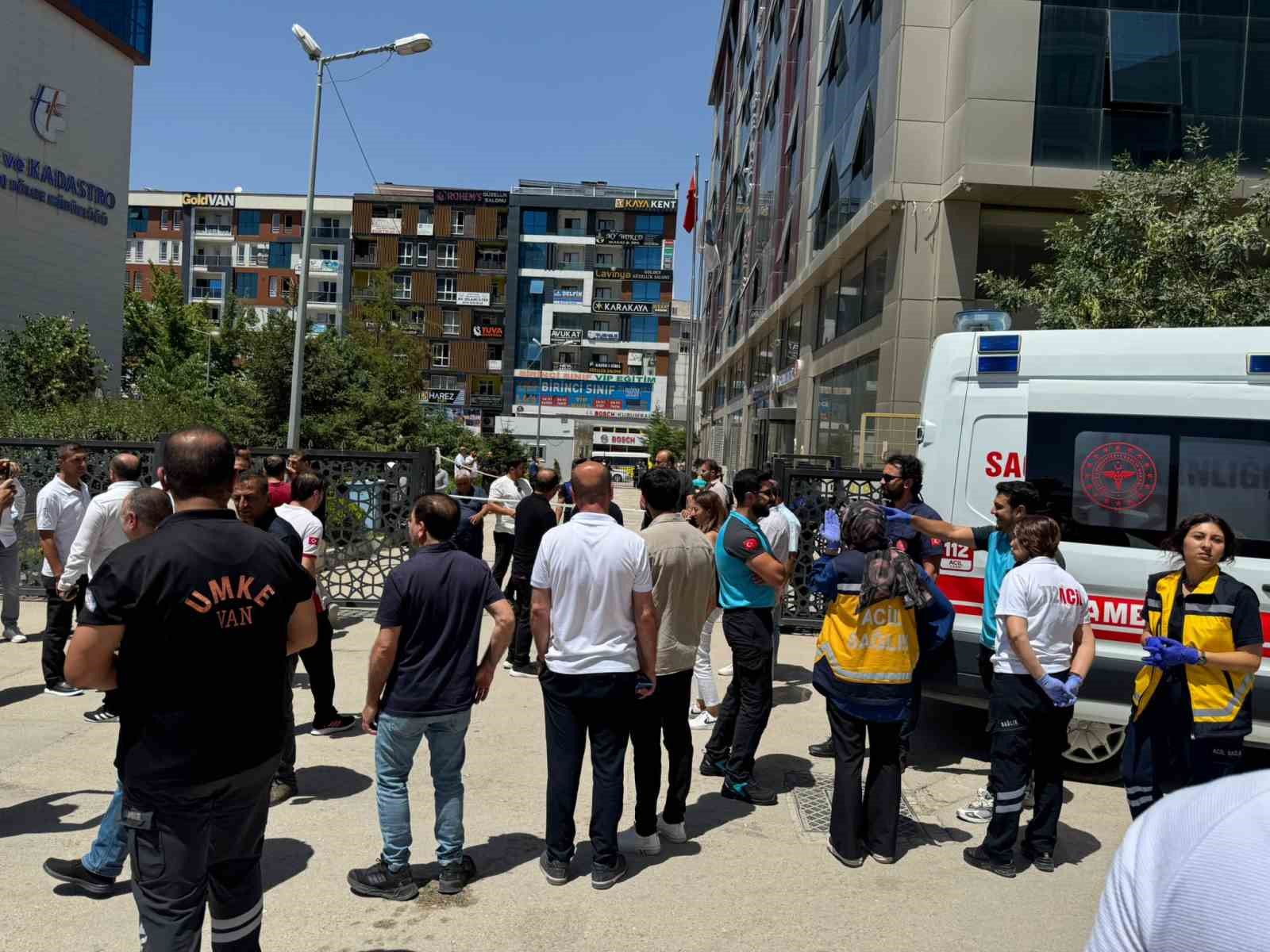 Van‘ın İpekyolu Belediyesi hizmet binasında yangın çıktı