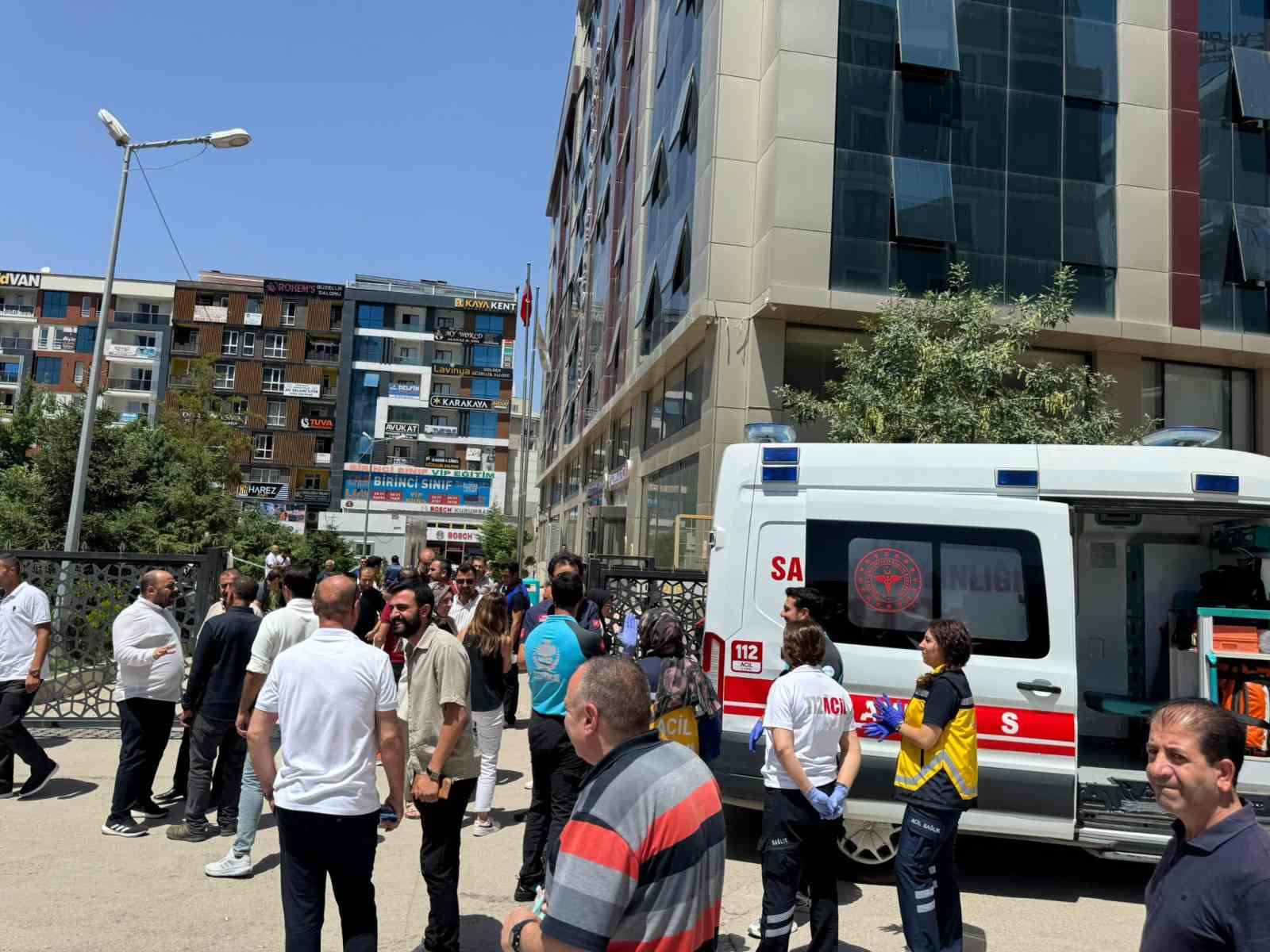 Van‘ın İpekyolu Belediyesi hizmet binasında yangın çıktı