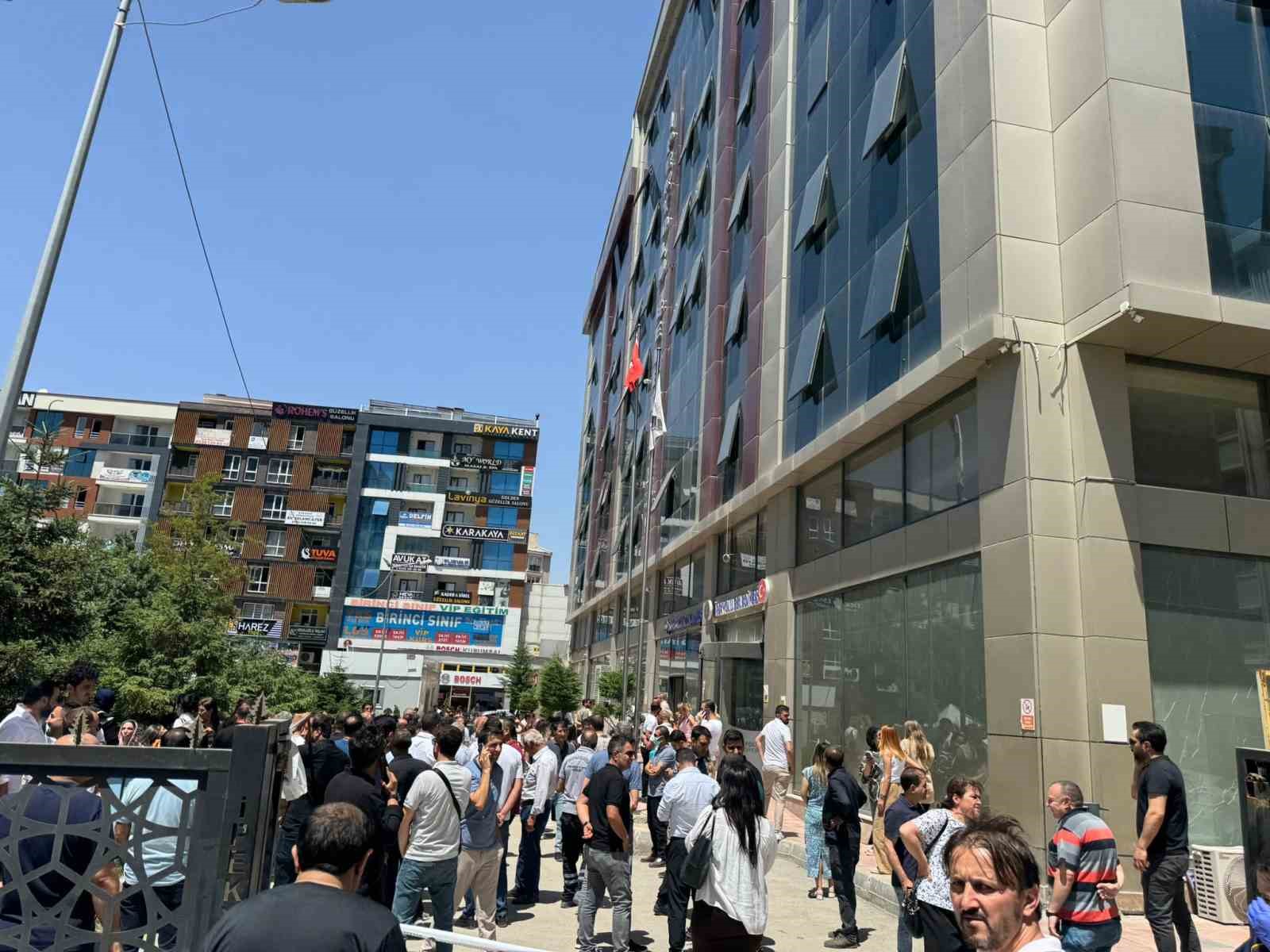 Van‘ın İpekyolu Belediyesi hizmet binasında yangın çıktı