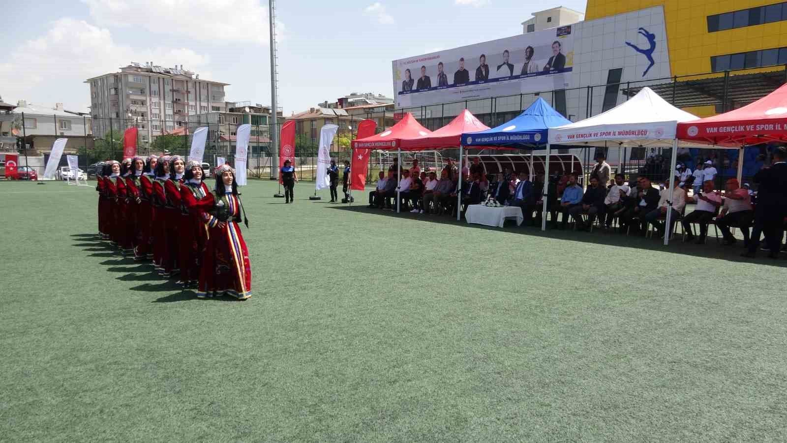 Van’da yaz spor okulları başladı