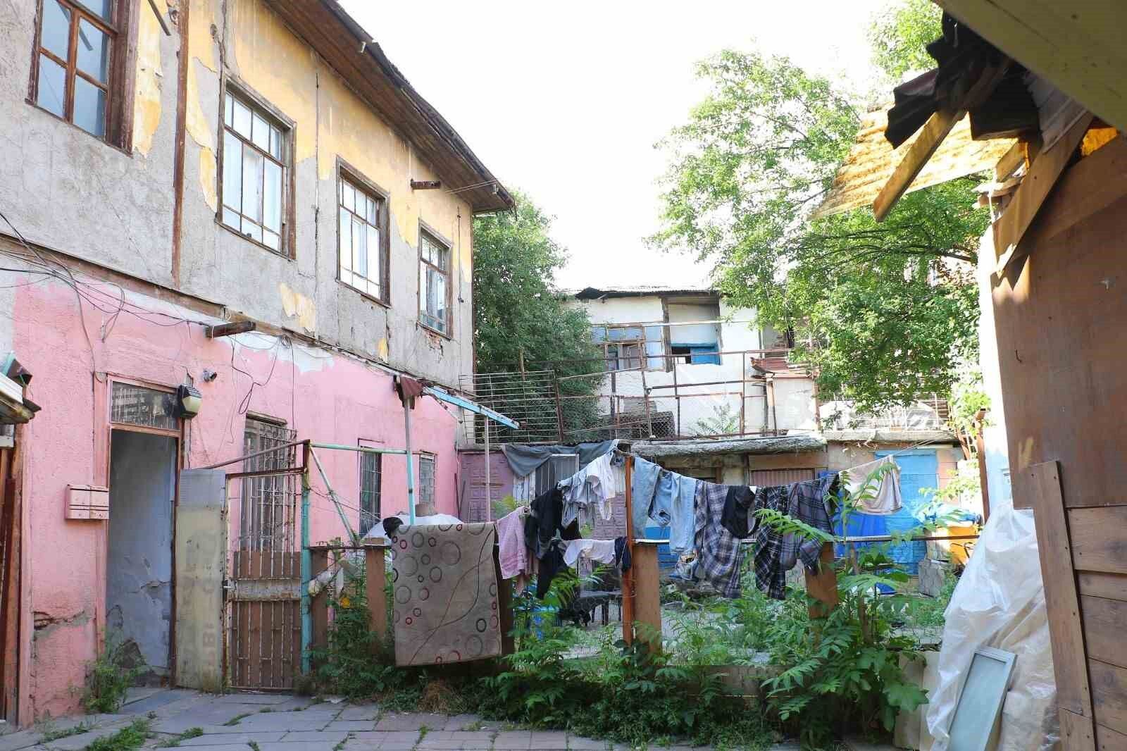 Bir dönemin parlayan mahallesi, bugün zamana direniyor