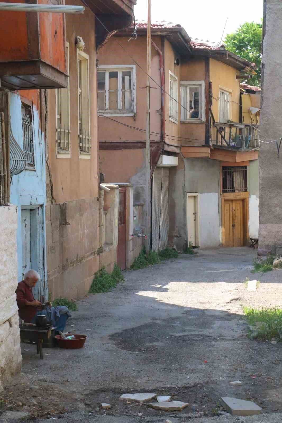 Bir dönemin parlayan mahallesi, bugün zamana direniyor