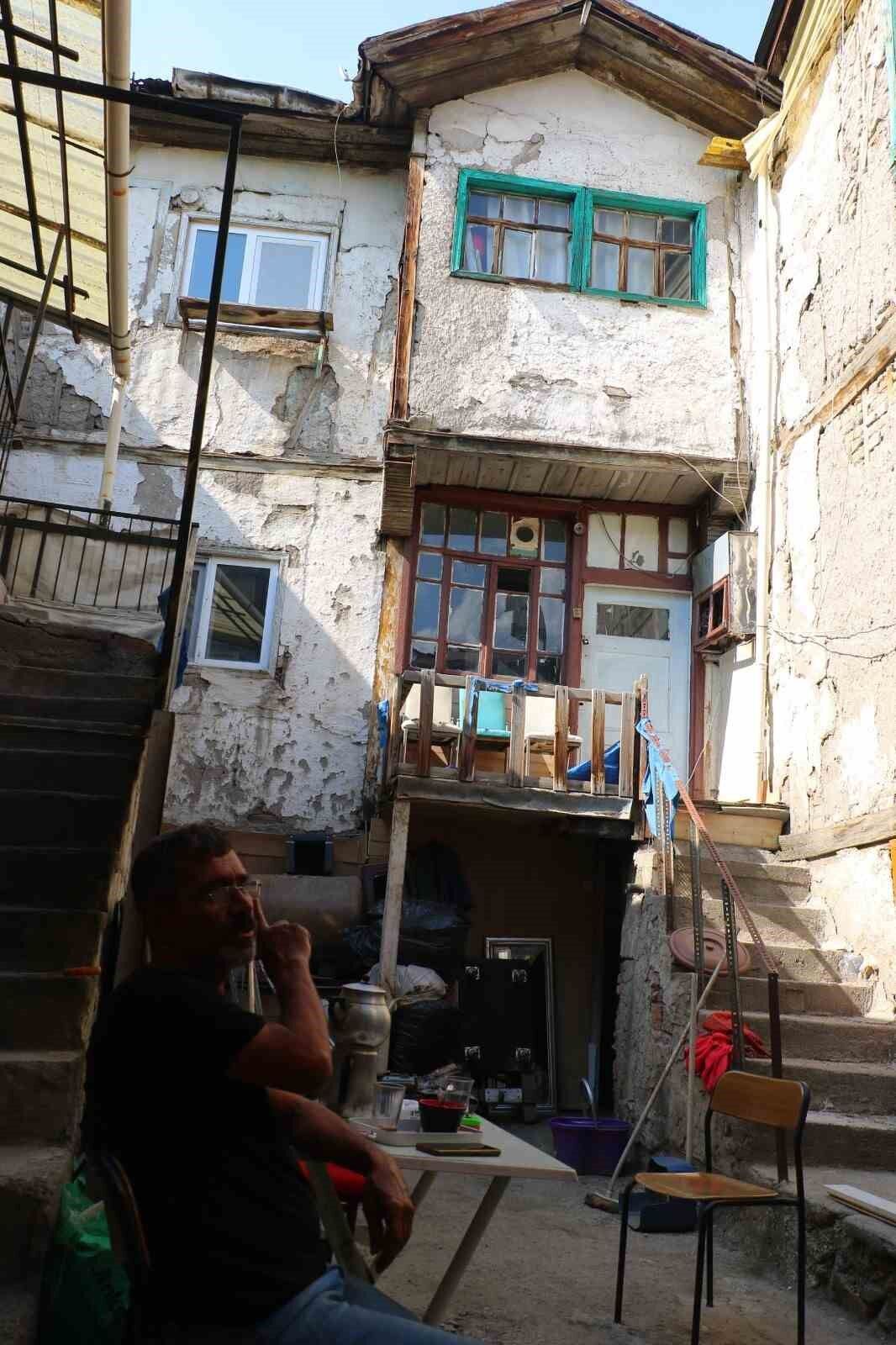 Bir dönemin parlayan mahallesi, bugün zamana direniyor