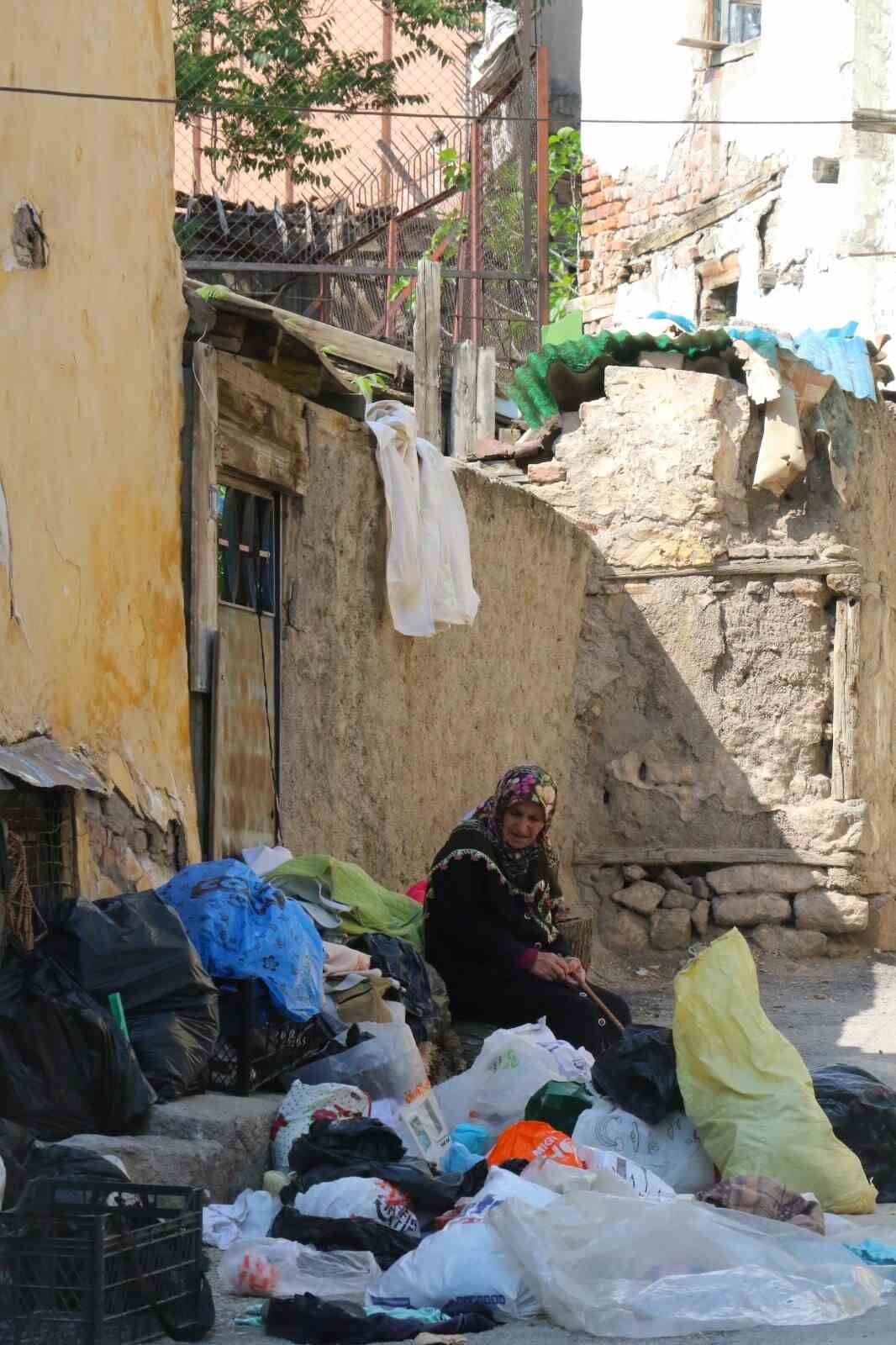 Bir dönemin parlayan mahallesi, bugün zamana direniyor