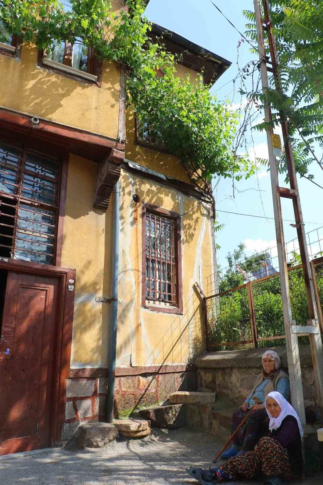 Bir dönemin parlayan mahallesi, bugün zamana direniyor