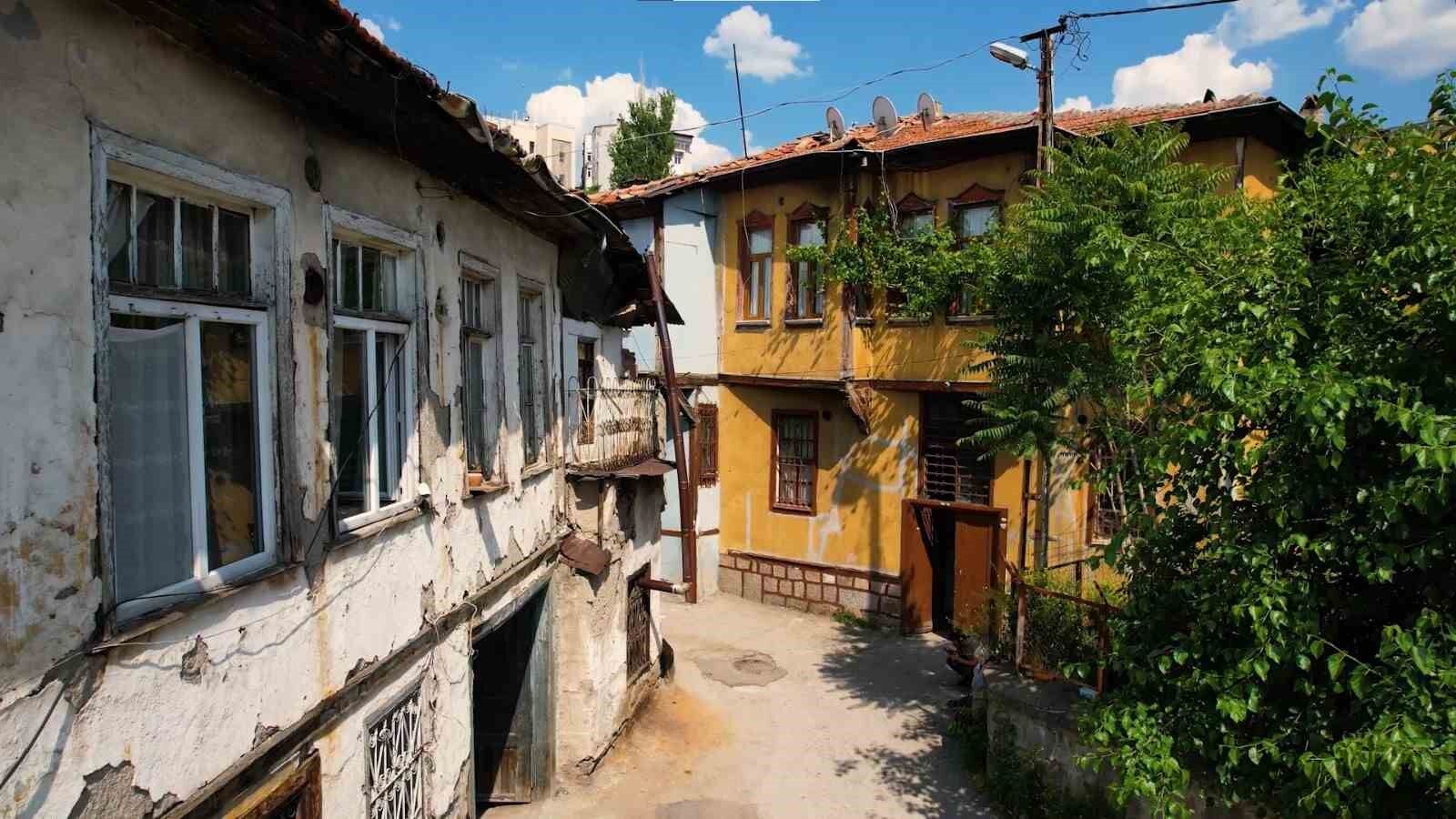 Bir dönemin parlayan mahallesi, bugün zamana direniyor