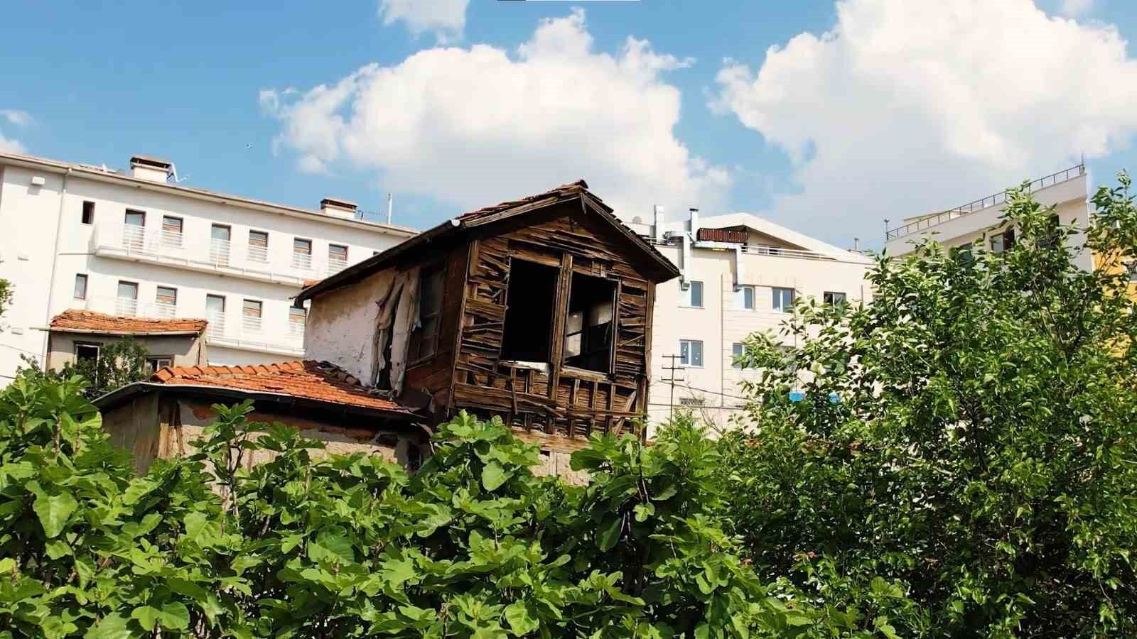 Bir dönemin parlayan mahallesi, bugün zamana direniyor