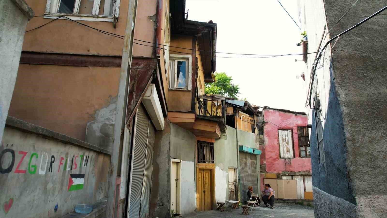 Bir dönemin parlayan mahallesi, bugün zamana direniyor