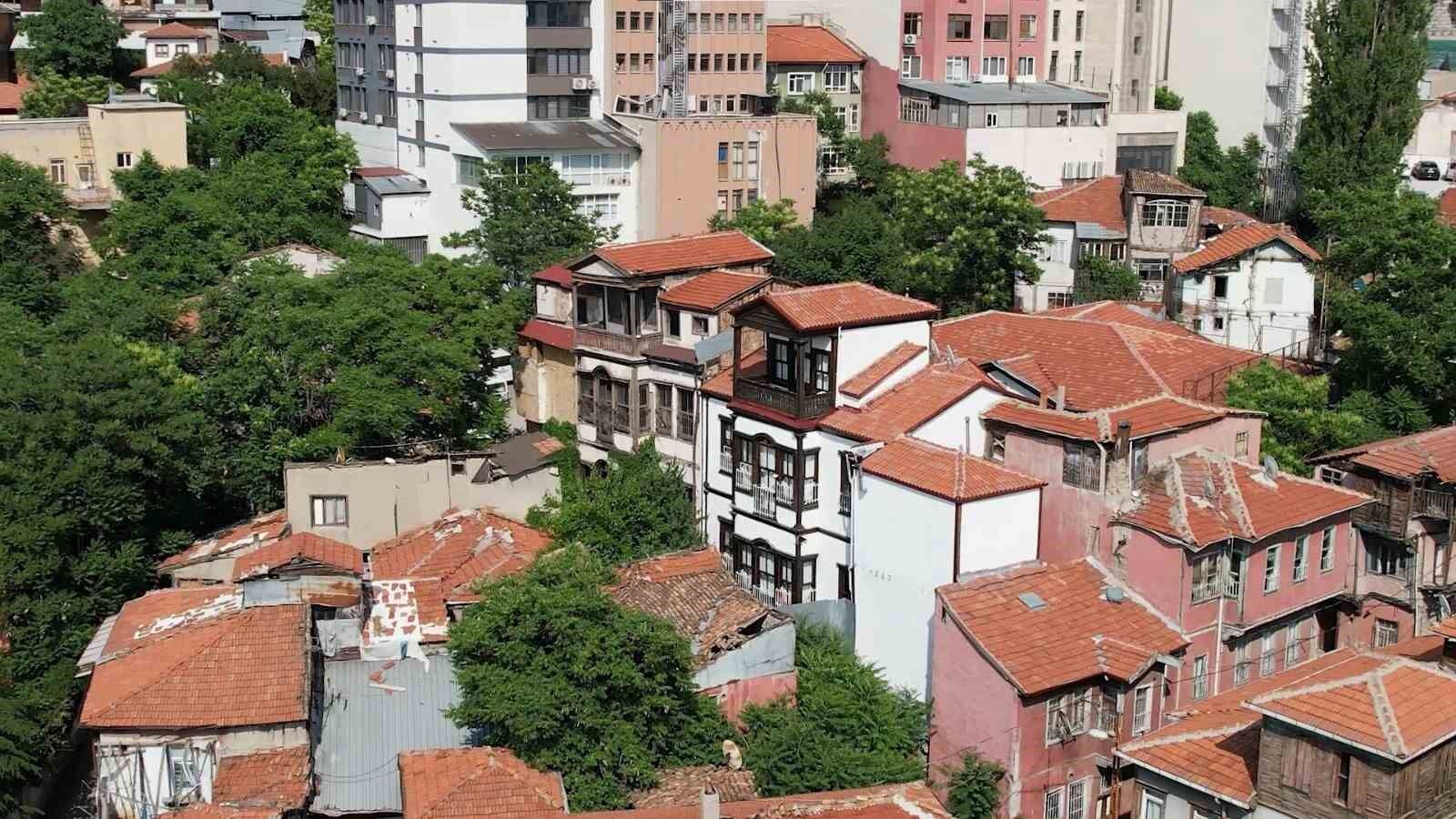 Bir dönemin parlayan mahallesi, bugün zamana direniyor