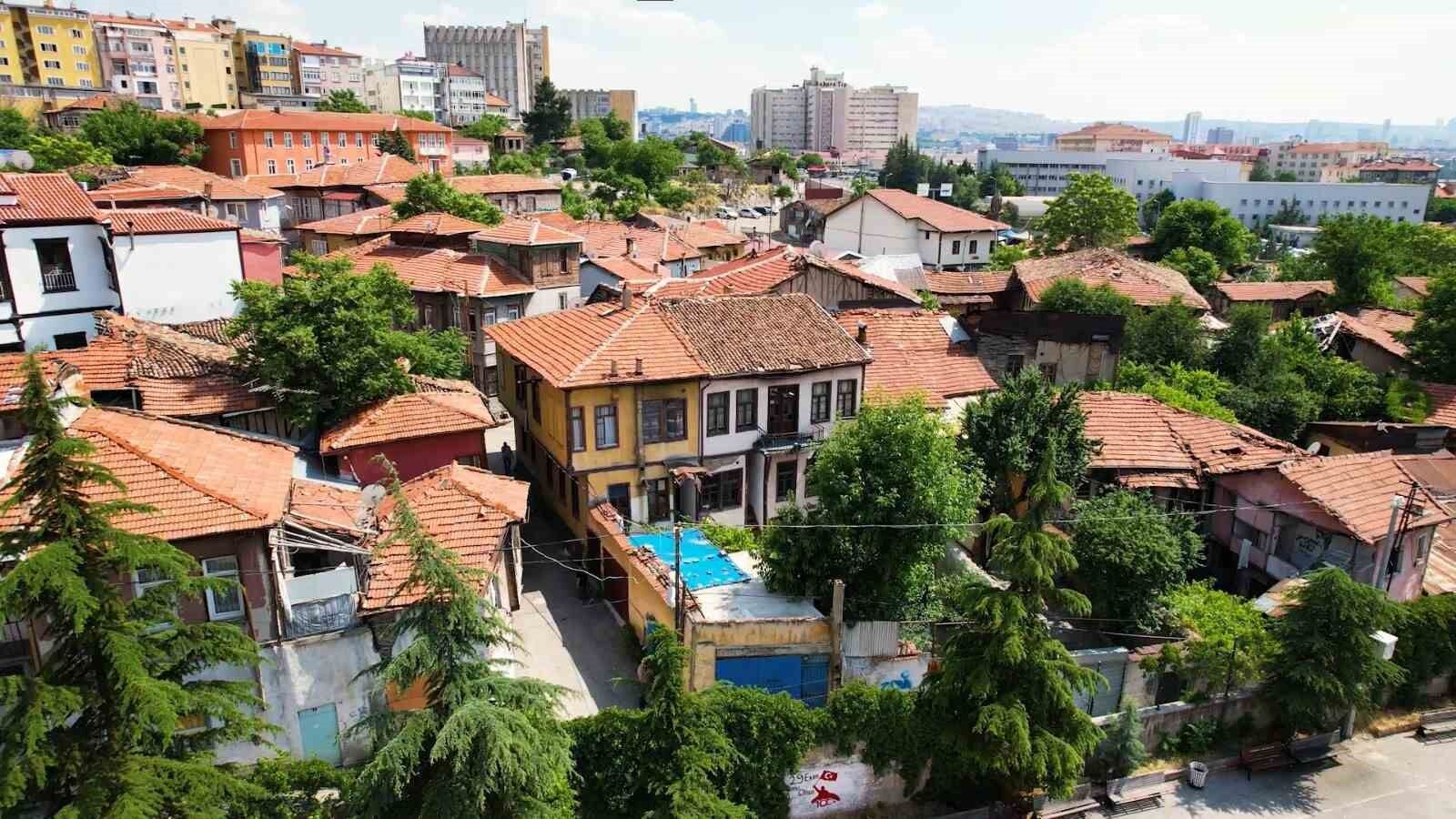 Bir dönemin parlayan mahallesi, bugün zamana direniyor