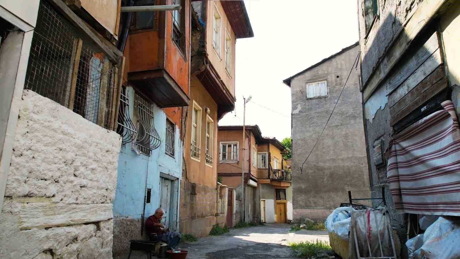 Bir dönemin parlayan mahallesi, bugün zamana direniyor