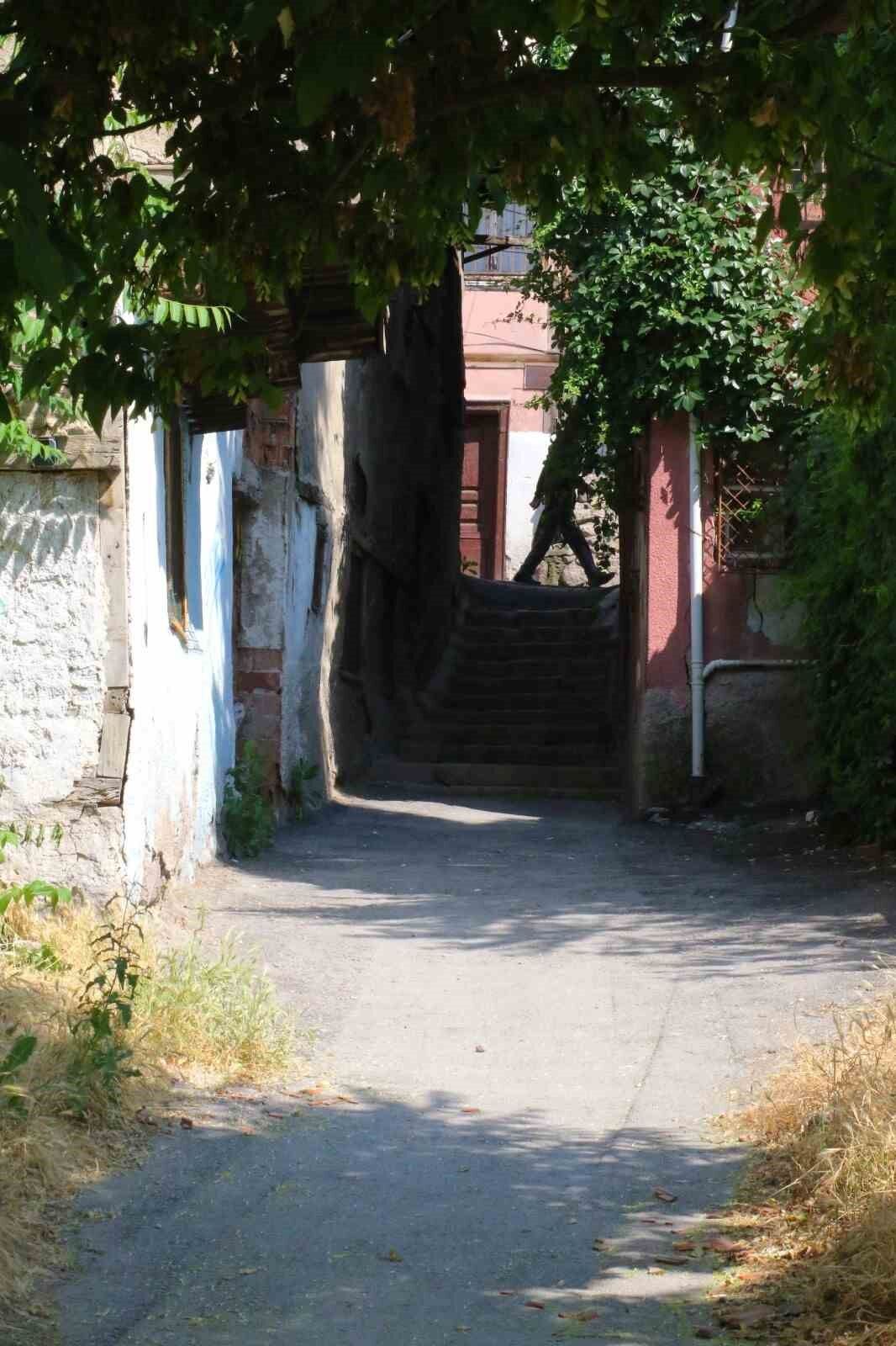 Bir dönemin parlayan mahallesi, bugün zamana direniyor