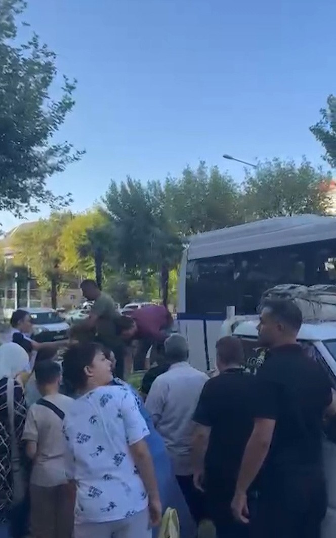 Bursa’da bir mağaza 4 kamyon karpuz dağıttı