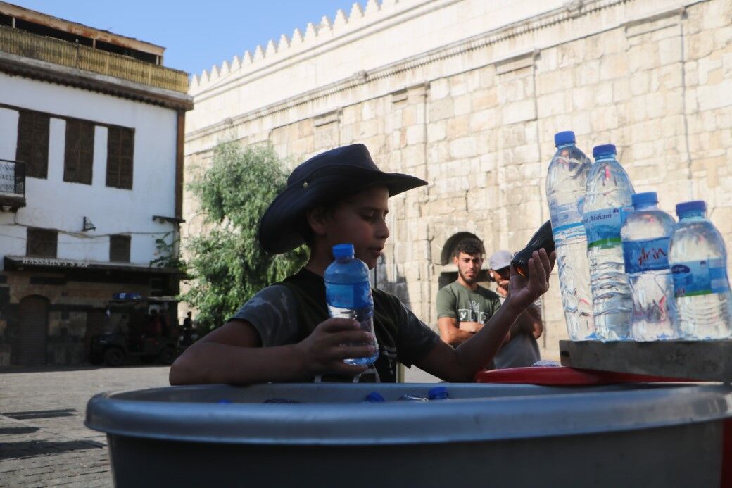 Savaşın çocukları soğuk meşrubat satarak ailelerine destek oluyor