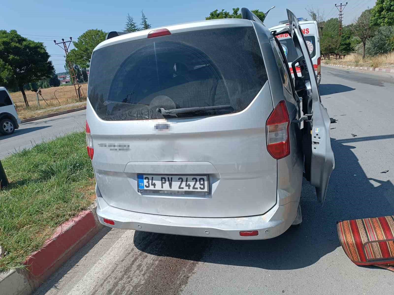 Otomobille kamyonet çarpıştı: 4 yaralı