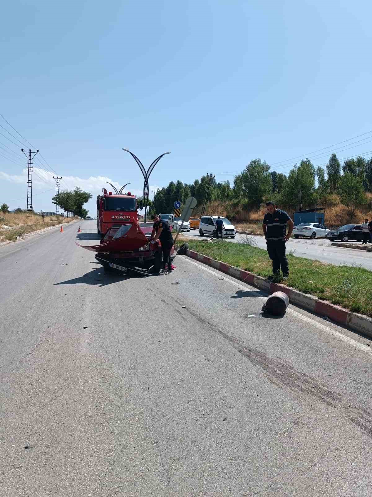 Otomobille kamyonet çarpıştı: 4 yaralı