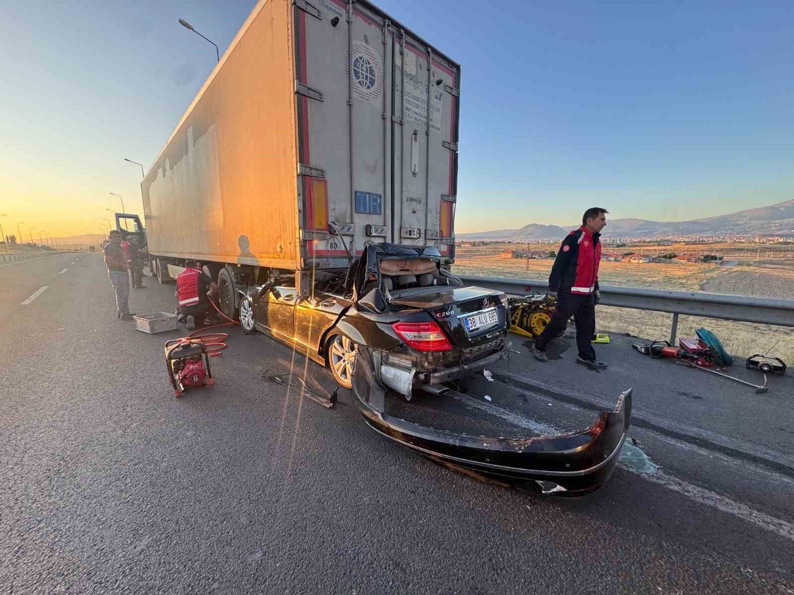 Kayseri’de otomobil tıra çarptı: 1 ölü