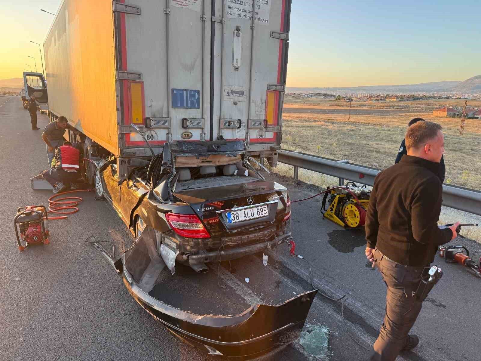 Kayseri’de otomobil tıra çarptı: 1 ölü