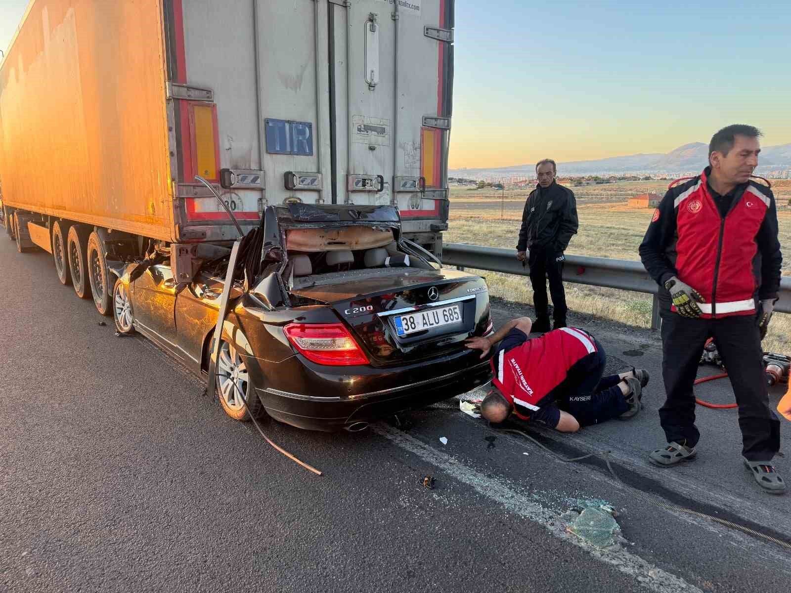 Kayseri’de otomobil tıra çarptı: 1 ölü