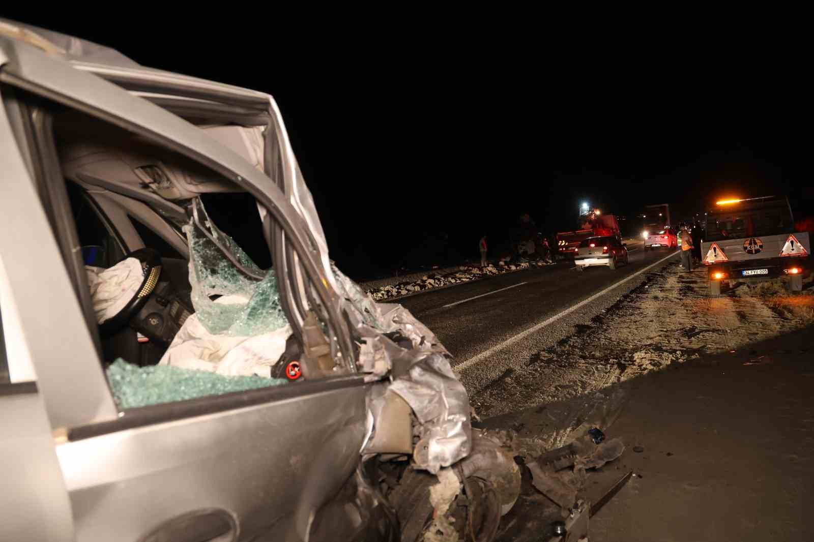 Otomobil ile minibüs kafa kafaya çarpıştı: 2’si ağır 5 yaralı