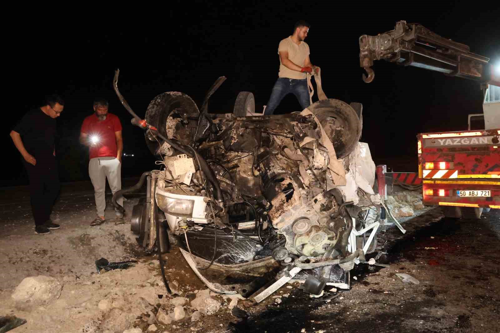 Otomobil ile minibüs kafa kafaya çarpıştı: 2’si ağır 5 yaralı