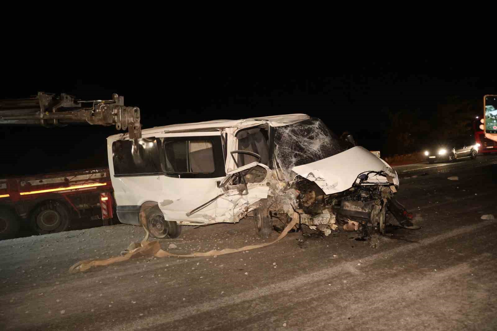 Otomobil ile minibüs kafa kafaya çarpıştı: 2’si ağır 5 yaralı