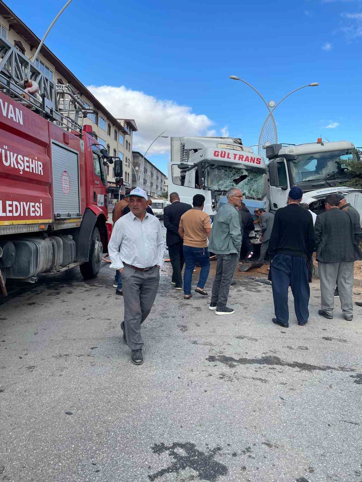 Van’da tır kamyona arkadan çarptı: 1 yaralı