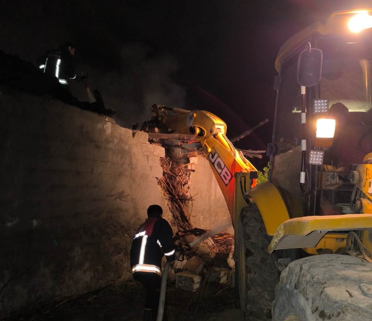 Van’da samanlık yangını korkuttu