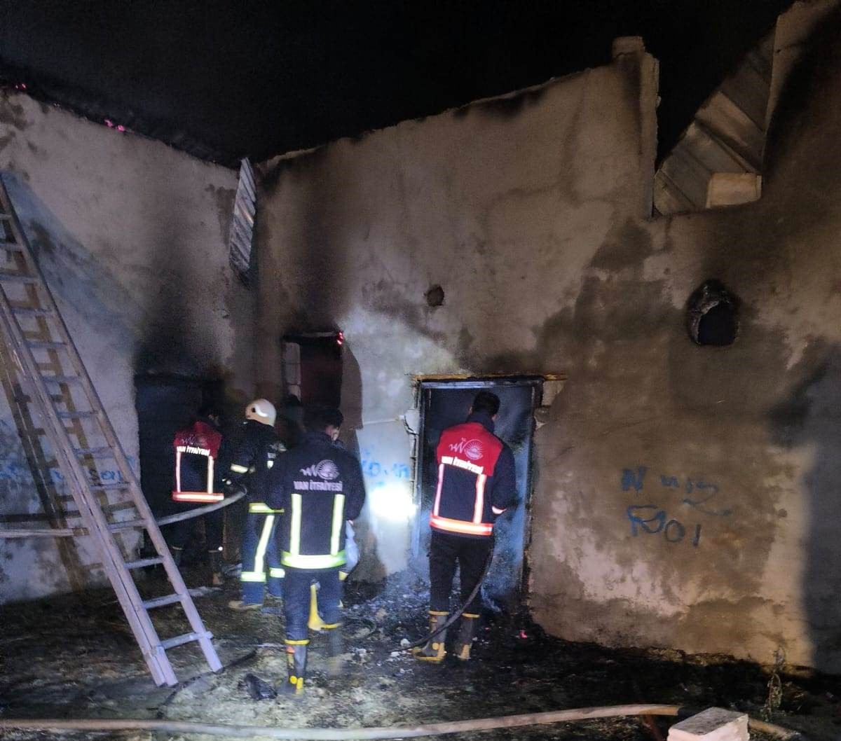 Van’da samanlık yangını korkuttu