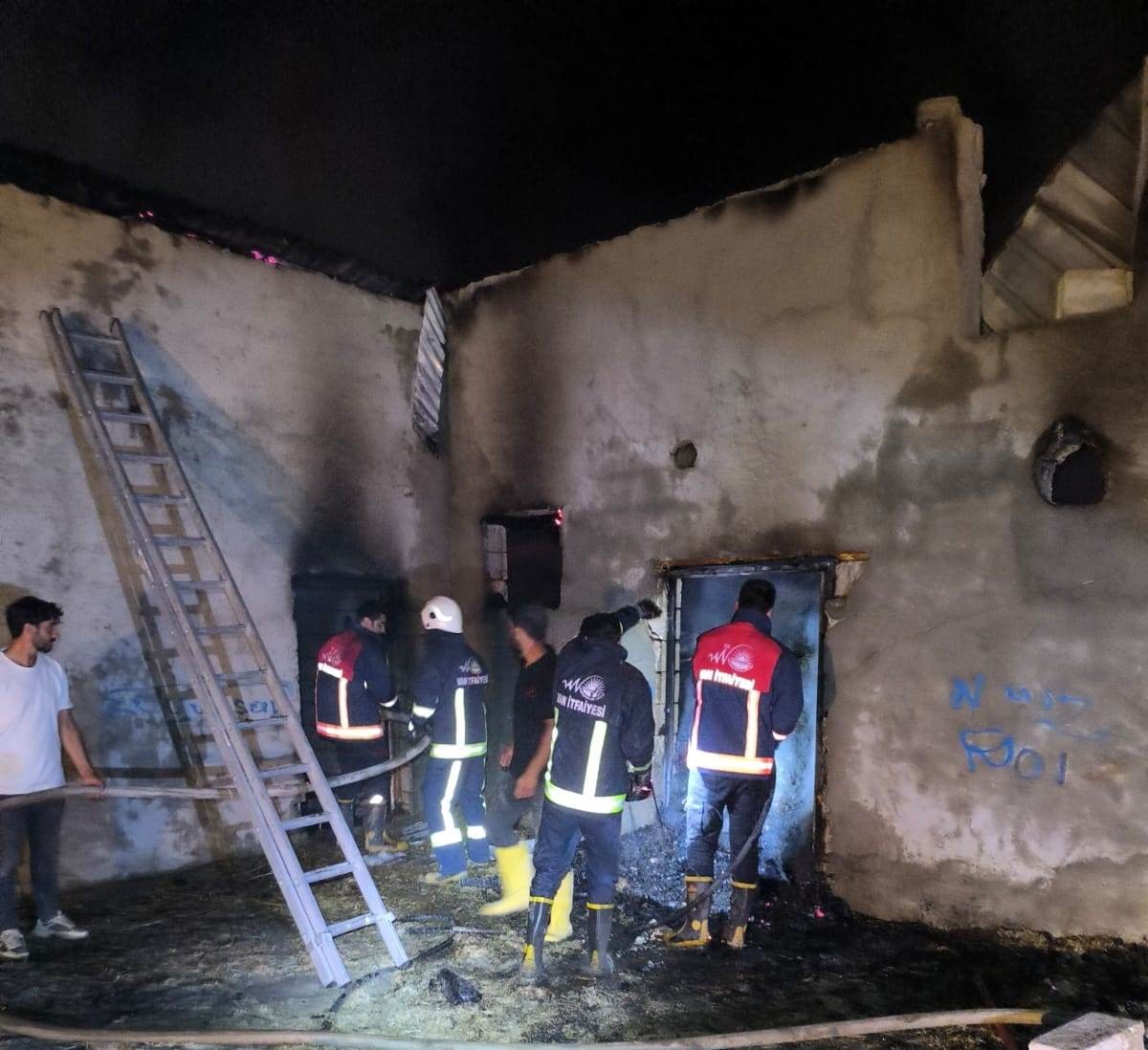 Van’da samanlık yangını korkuttu