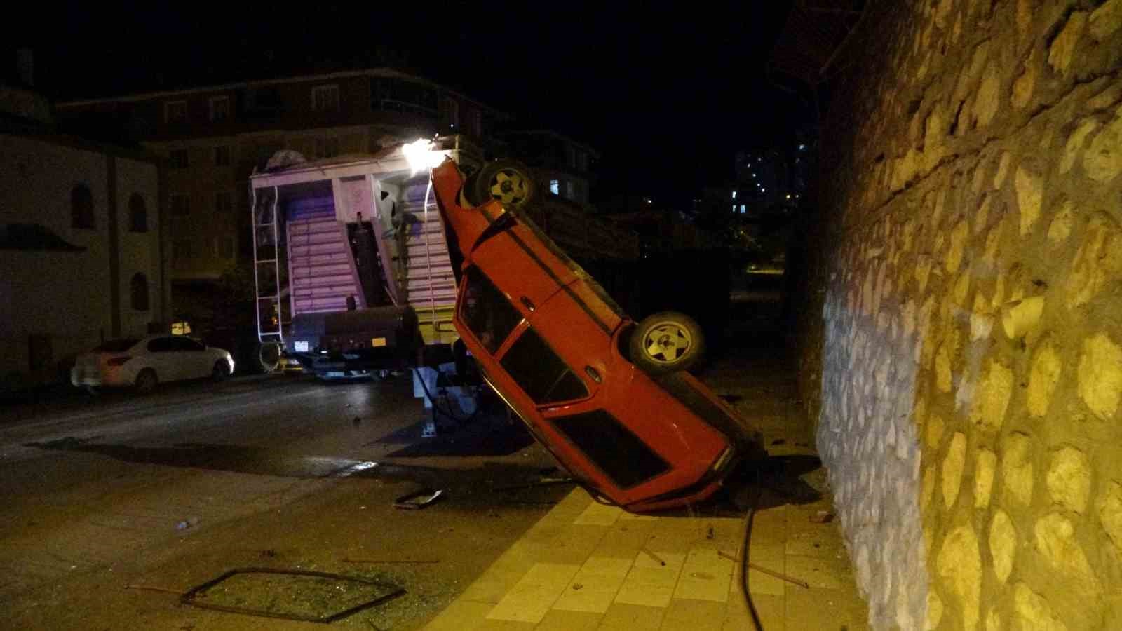 Minibüsle çarpışan araç 5 metre yükseklikten aşağı uçtu: 1 yaralı