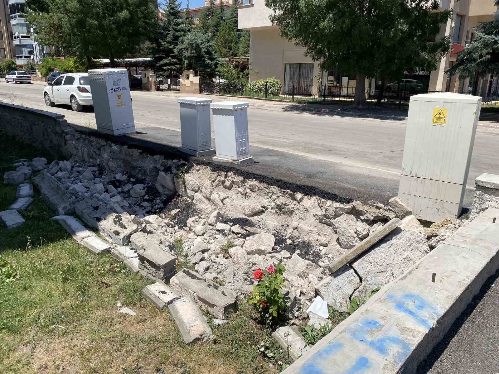 Pazarcıların kaldırıma park ettiği kamyonlar nedeniyle bahçe duvarı yıkıldı