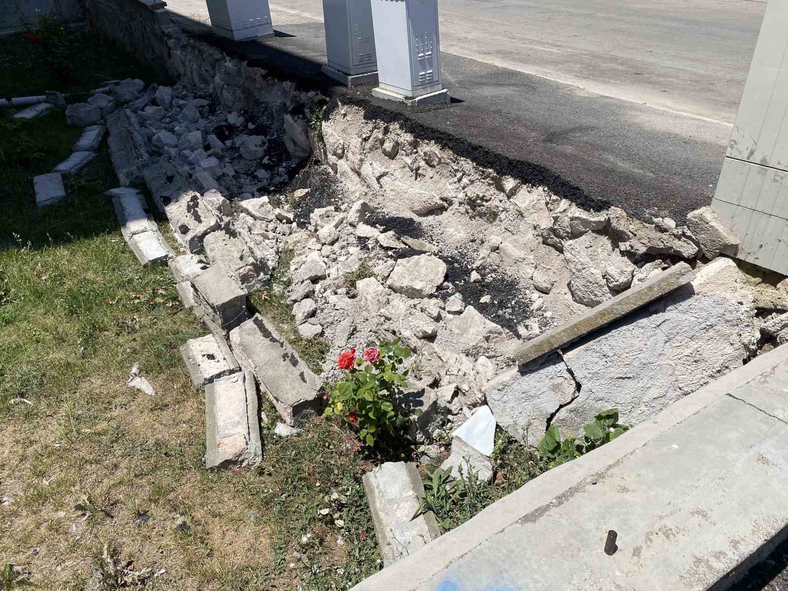 Pazarcıların kaldırıma park ettiği kamyonlar nedeniyle bahçe duvarı yıkıldı