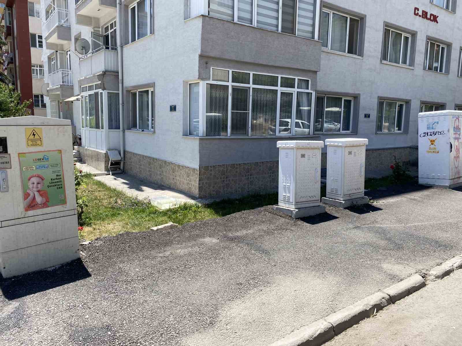 Pazarcıların kaldırıma park ettiği kamyonlar nedeniyle bahçe duvarı yıkıldı