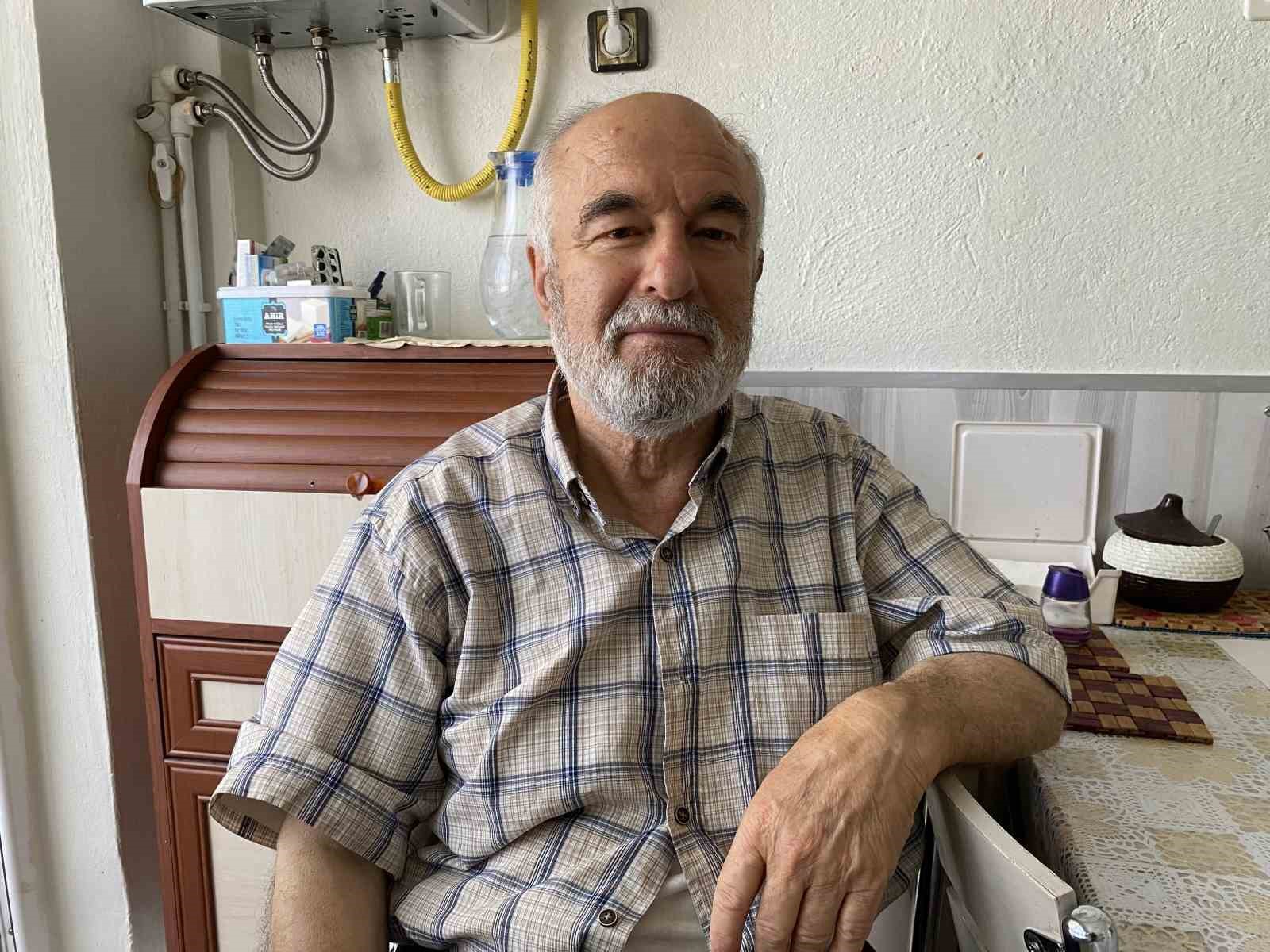 Pazarcıların kaldırıma park ettiği kamyonlar nedeniyle bahçe duvarı yıkıldı