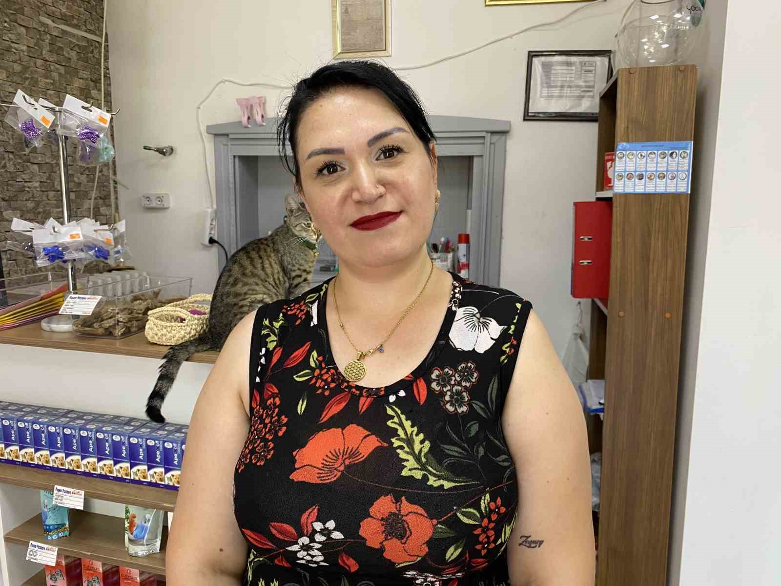 Pazarcıların kaldırıma park ettiği kamyonlar nedeniyle bahçe duvarı yıkıldı