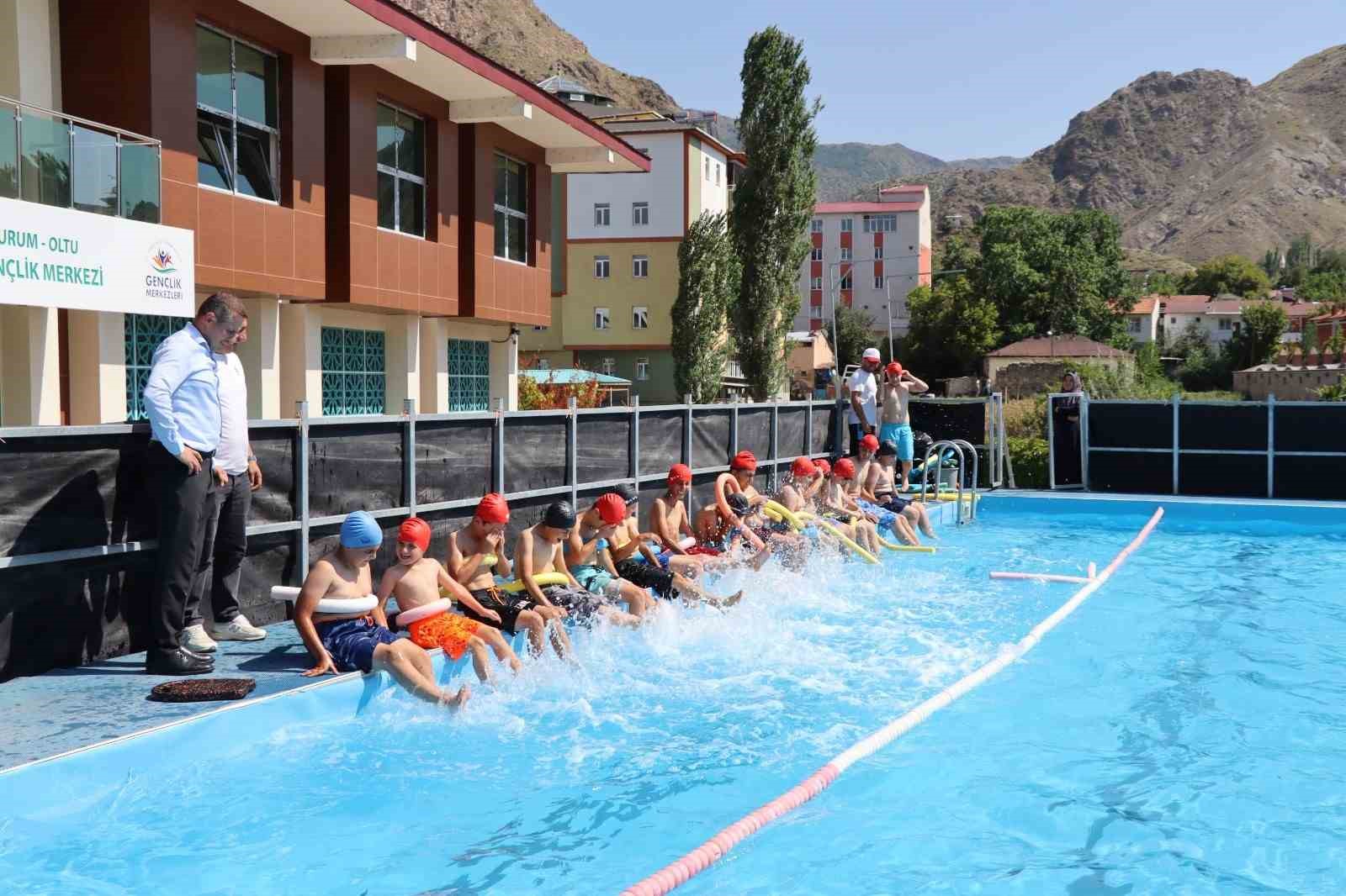 Sıcaktan bunalan çocuklar yüzme kurslarına akın etti