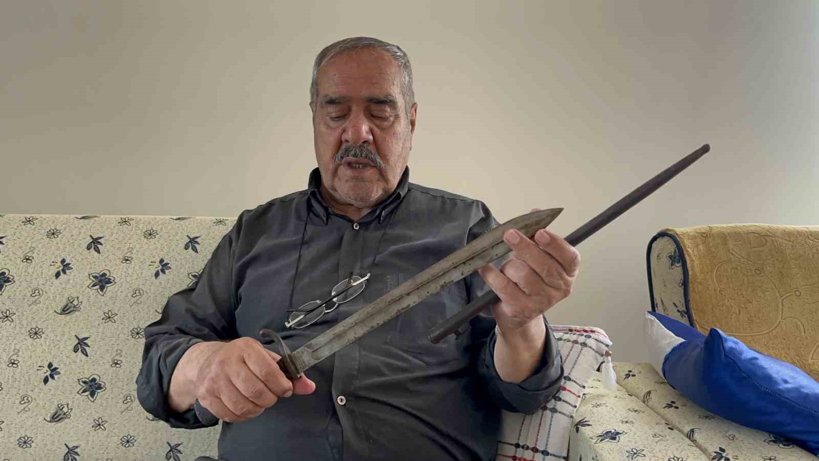 Dedesinin savaşta, hayatta kalmak için kullandığı 170 yıllık süngüyü torunlarına miras bırakacak