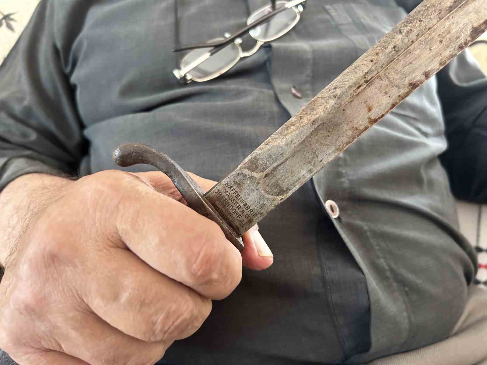 Dedesinin savaşta, hayatta kalmak için kullandığı 170 yıllık süngüyü torunlarına miras bırakacak