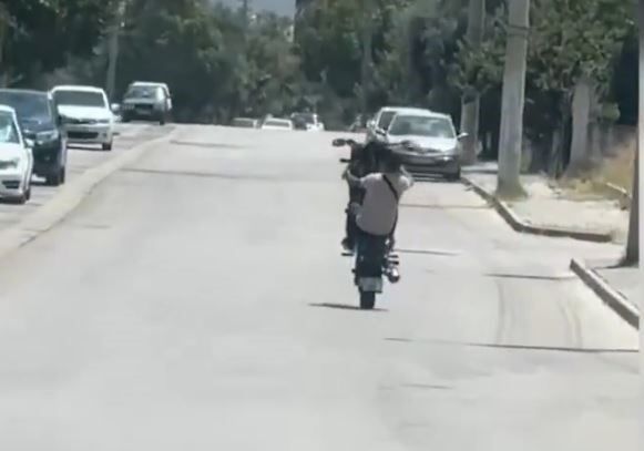 Trafikte akrobatik hareketler yapan motosikletliye 4 bin 153 lira ceza kesildi