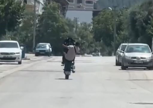 Trafikte akrobatik hareketler yapan motosikletliye 4 bin 153 lira ceza kesildi