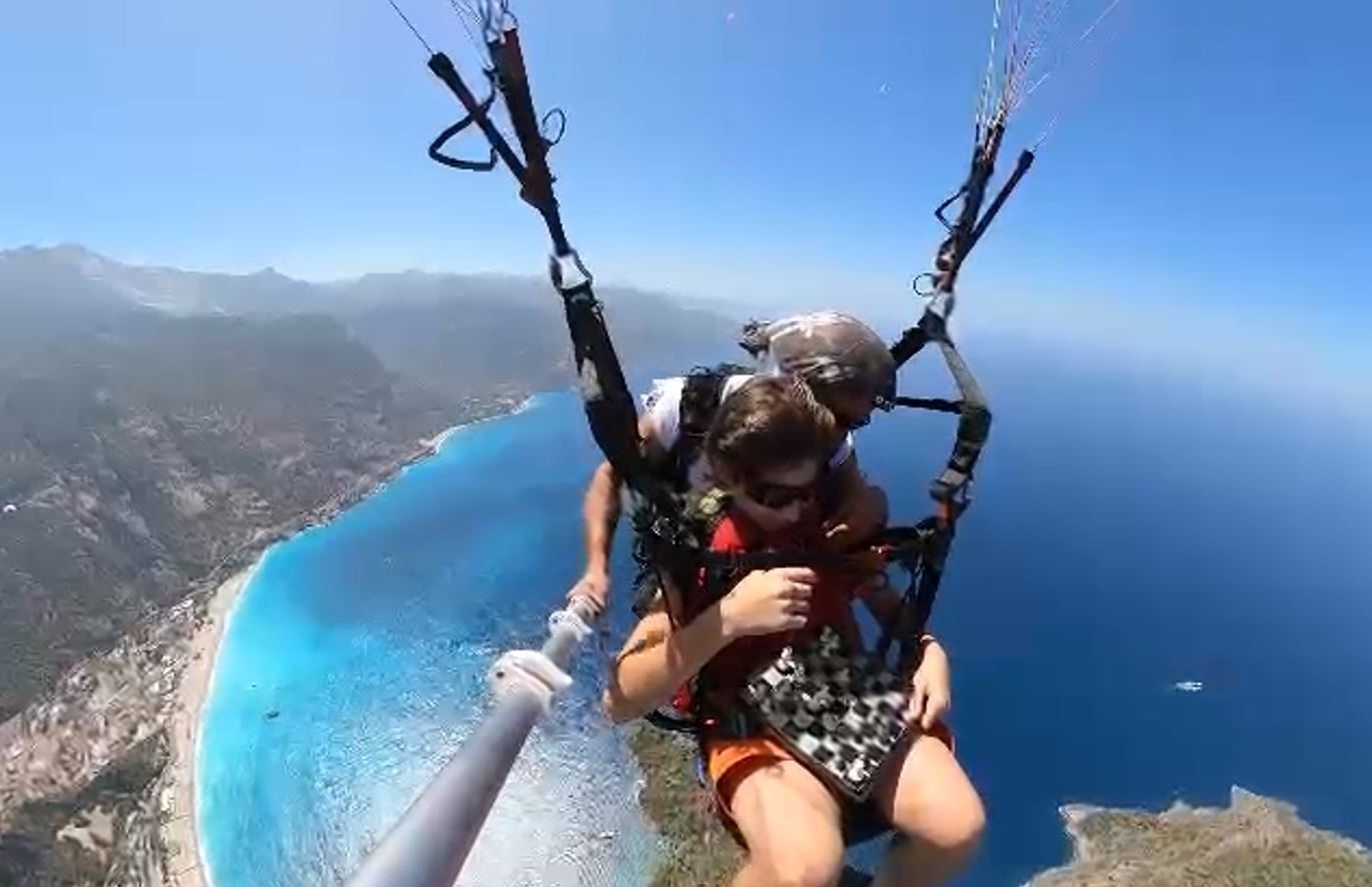 Gökyüzünde satranç oynadılar