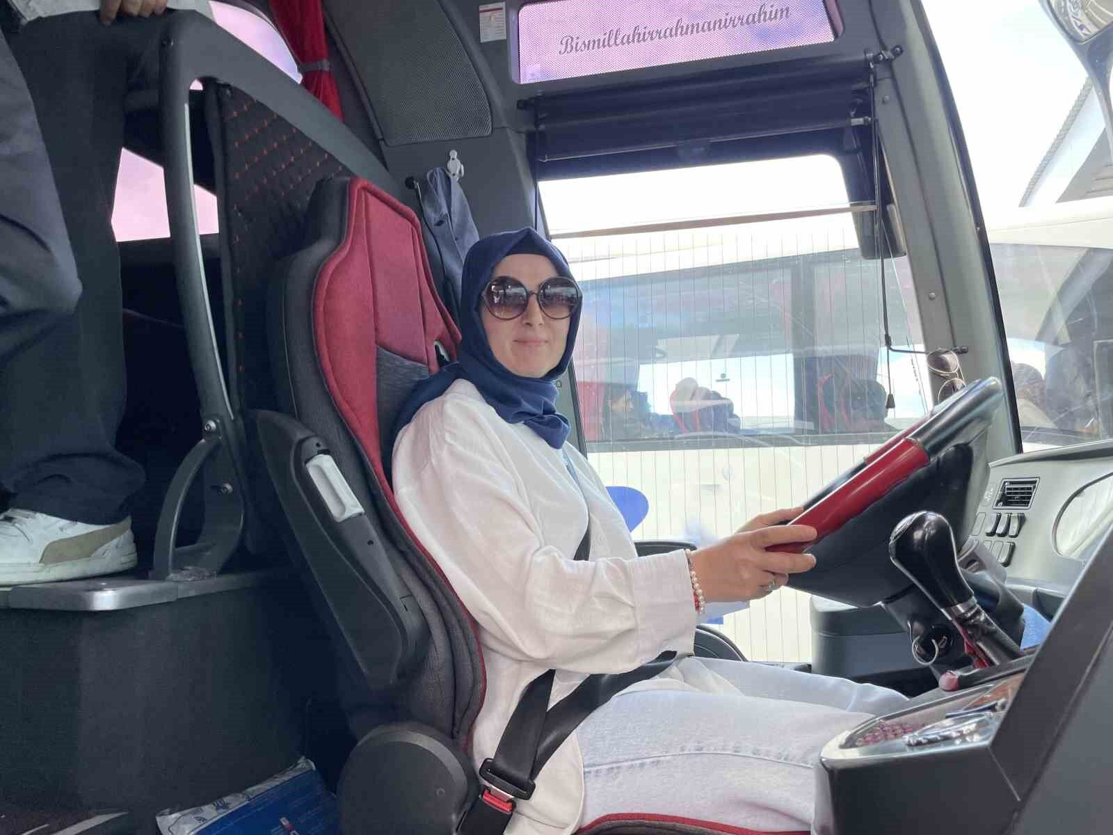 Hayalini gerçekleştirdi, kocası ile aynı otobüste şoförlük yapıyor