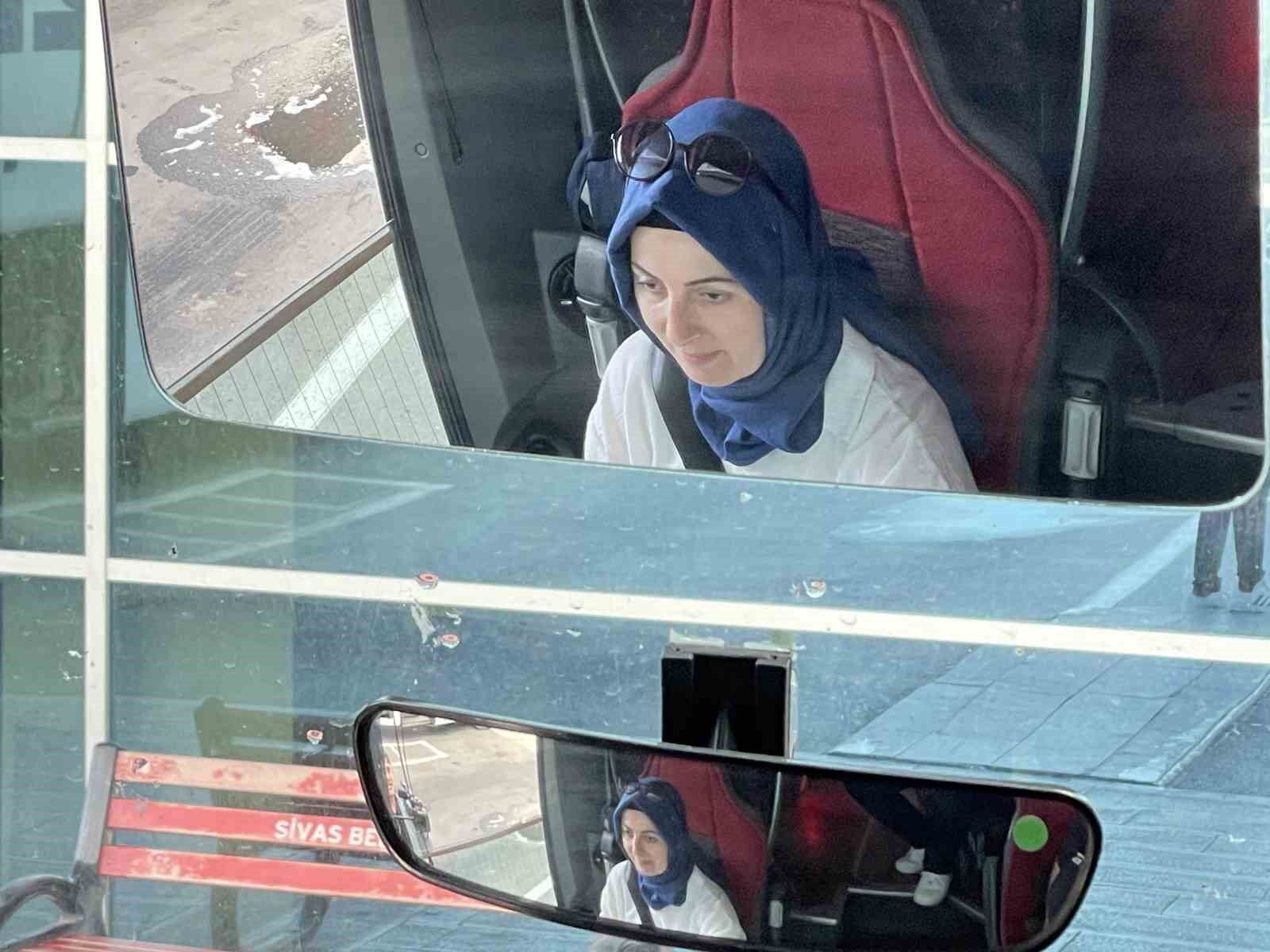 Hayalini gerçekleştirdi, kocası ile aynı otobüste şoförlük yapıyor