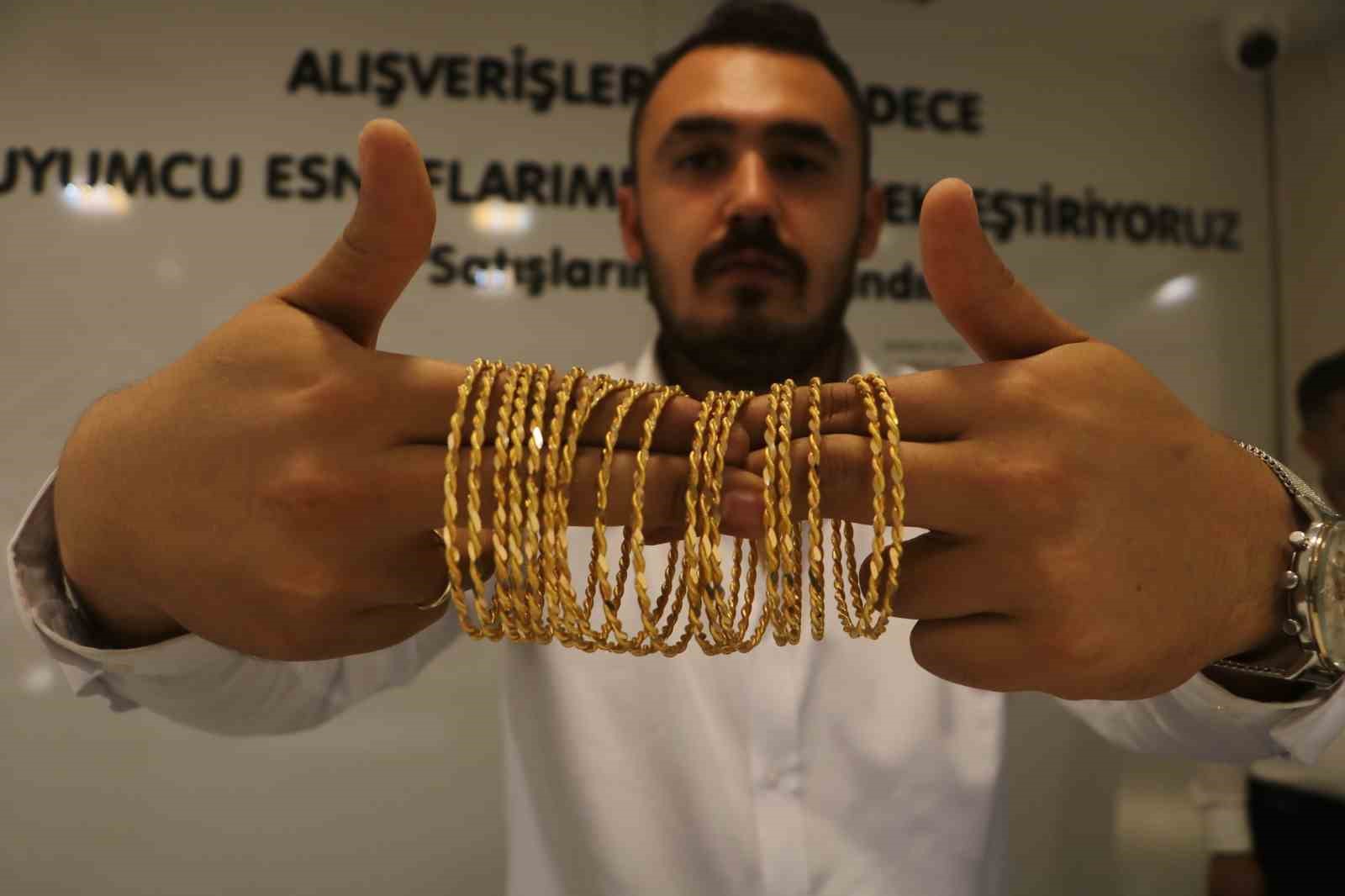 Yılların sarrafından yeni evlenecek çiftlere altın değerinde burma bilezikten vazgeçmeyin tavsiyesi